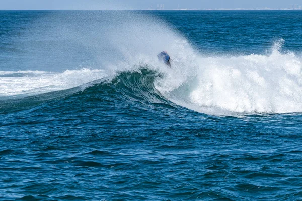 晴れた冬の日にボディボーダーサーフィンの海の波 — ストック写真