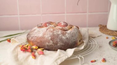 Tahta masanın üstünde yumurta olan Paskalya folar..