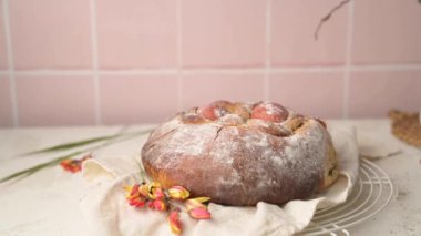 Tahta masanın üstünde yumurta olan Paskalya folar..