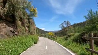 SEVER DO VOUGA, PORTUGAL - CRCA Nisan 2023: Sever do Vouga, Portekiz 'de bisiklet sürme görüntüsü. Bisiklet pistine ve doğal manzaraya geniş bir açıdan bakıyor..