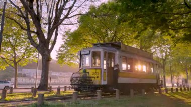 PORTO, PORTUGAL - CIRCA APRIL 2023: Gün batımında Arrabida Köprüsü ile Massarelos 'tan geçen eski tramvay.