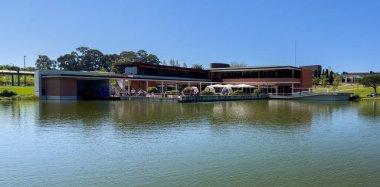 SANTA MARIA DA FEIRA, PORTUGAL - CIRCA APRIL 2023: Europarque Artifical Lake, Espargo, Santa Maria da Feira 'da bulunan modern bir kongre merkezidir..