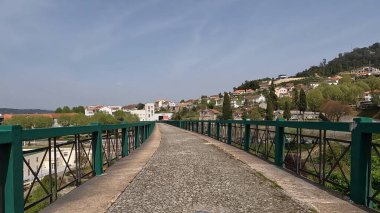 Portekiz, Vouzela 'da bisiklet sürerken çekilmiş bir bakış açısı. Bisiklet pistine ve doğal manzaraya geniş bir açıdan bakıyor..