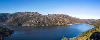 Portekiz 'deki Vilarinho das Furnas Barajı, Peneda Geres Ulusal Parkı' ndaki göl manzarası.