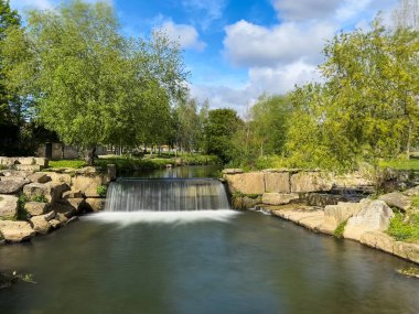 Ovar Şehir Parkı 'ndaki Caster Nehri' ndeki şelale..