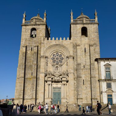 PORTO, PORTUGAL - CIRCA Nisan 2023: Romanesque Porto Katedrali önünde turistleri görmek (Se do Porto).