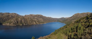 Portekiz 'deki Vilarinho das Furnas Barajı, Peneda Geres Ulusal Parkı' ndaki göl manzarası.