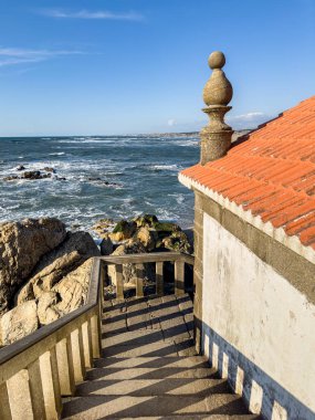 Porto yakınlarındaki Miramar Sahili 'ndeki Senhor da Pedra Kilisesi' nden deniz manzarası. Turistik cazibe ve inanç merkezi.