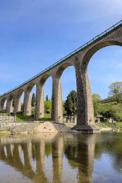 ポルトガルのVouzelaにある古い鉄道橋と庭園 晴れた日の午後 — ストック写真