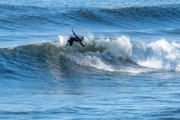 Man Surfing Atlantic Ocean Waves Furadouro Beach Ovar Aveiro Portugal — стокове фото