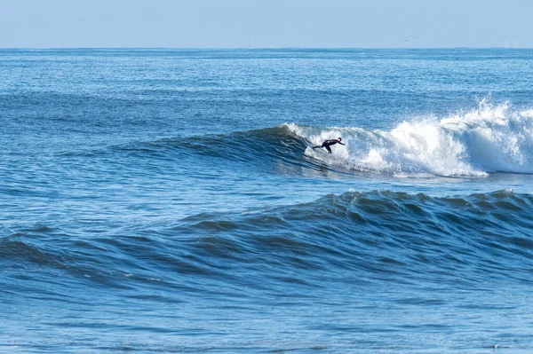 大西洋の波をサーフィンする男 Furadouro Beach Ovar Aviro ポルトガル — ストック写真
