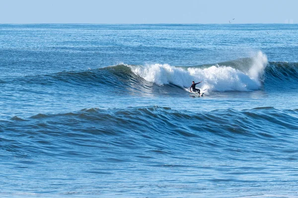 Man Surfing Atlantic Ocean Waves Furadouro Beach Ovar Aveiro Portugal — Fotografia de Stock