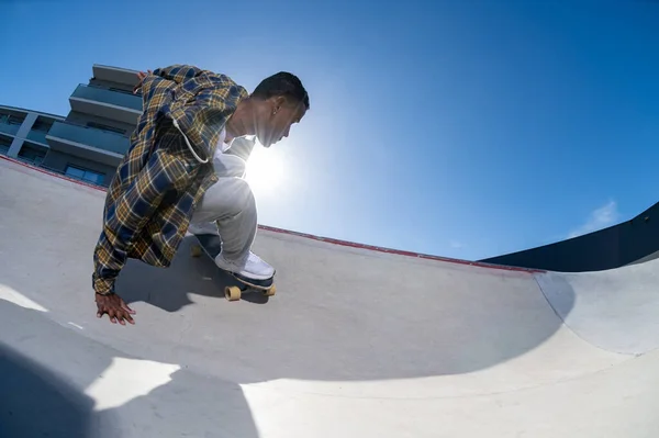 Pattinatore Surf Che Esegue Uno Scivolo Uno Skatepark Durante Una — Foto Stock