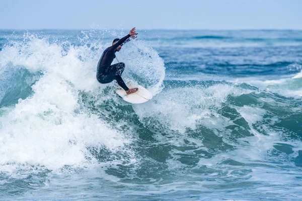Surffari Ratsastus Aallot Furadouro Beach Portugali Miehet Pyydystävät Aaltoja Meressä — kuvapankkivalokuva