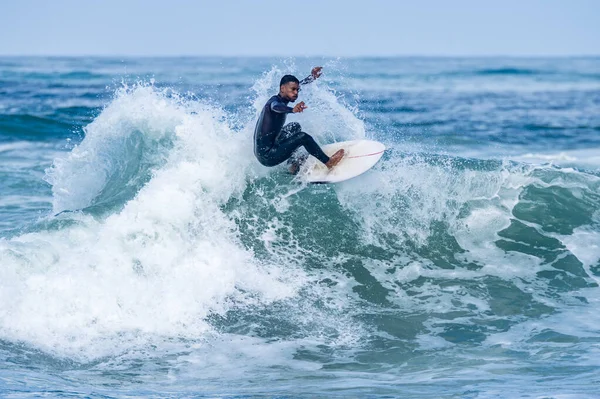 Surfař Koni Vlny Furadouro Beach Portugalsko Muži Chytají Vlny Oceánu — Stock fotografie
