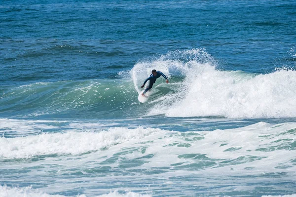 葡萄牙奥瓦尔的弗拉杜罗海滩 年轻的冲浪运动员乘风破浪 — 图库照片