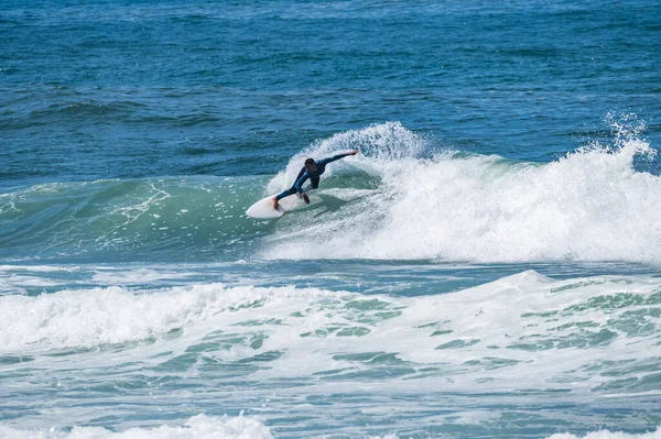Młody Sportowiec Surfuje Fali Furadouro Beach Ovar Portugalia — Zdjęcie stockowe