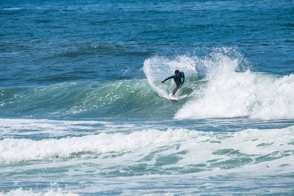 Jeune Surfeur Sportif Surfe Sur Vague Furadouro Beach Ovar Portugal — Photo