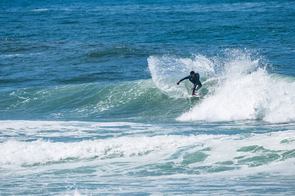Giovane Surfista Atletico Cavalca Onda Furadouro Beach Ovar Portogallo — Foto Stock
