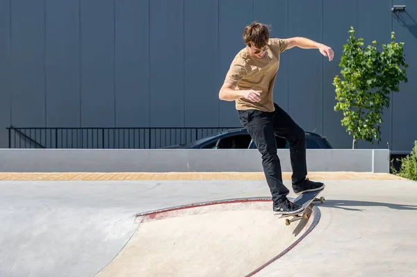 Skateboarder Macht Frontside Five Grind Trick Betonskatepark — Stockfoto