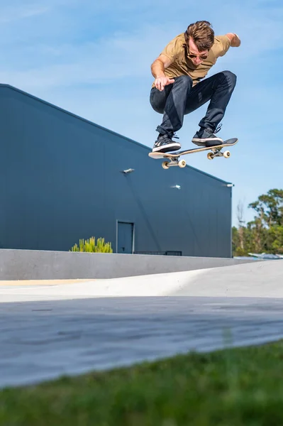 Skateboarder Doet Ollie Truc Een Stedelijke Scène — Stockfoto