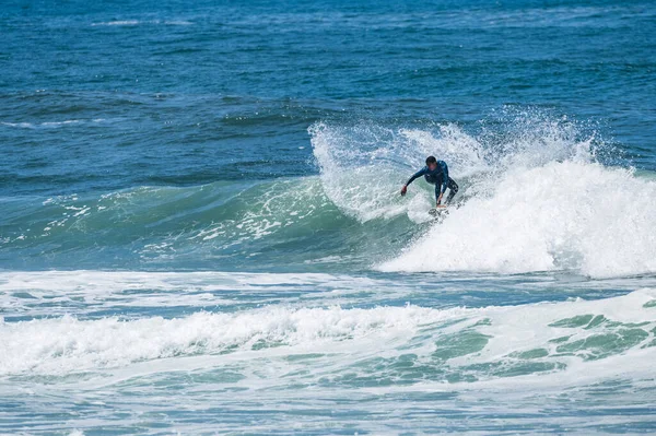 Genç Sporcu Portekiz Ovar Kentindeki Furadouro Sahili Nde Sörf Yapıyor — Stok fotoğraf