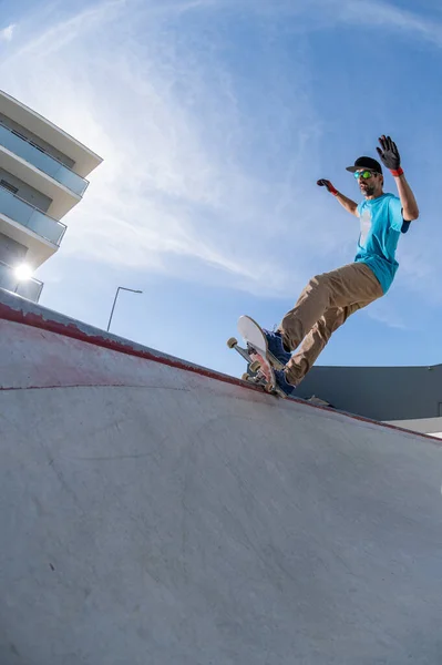 Deskorolkarz Robi Przyczółek Pięć Grind Trick Betonowym Skateparku — Zdjęcie stockowe