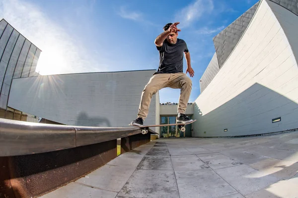 Skateboarder Haciendo Truco Deslizamiento Nariz Una Escena Urbana — Foto de Stock