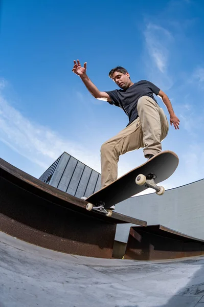 Скейтбордист Робить Носовий Трюк Міській Сцені — стокове фото
