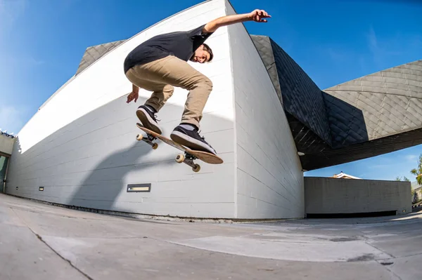 Skateboarder Haciendo Truco Nollie Una Escena Urbana — Foto de Stock