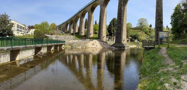ポルトガルのVouzela ポルトガル Circaエイプリル2023 晴れた日の午後にポルトガルのブゼラにある古い鉄道橋と庭園 — ストック写真