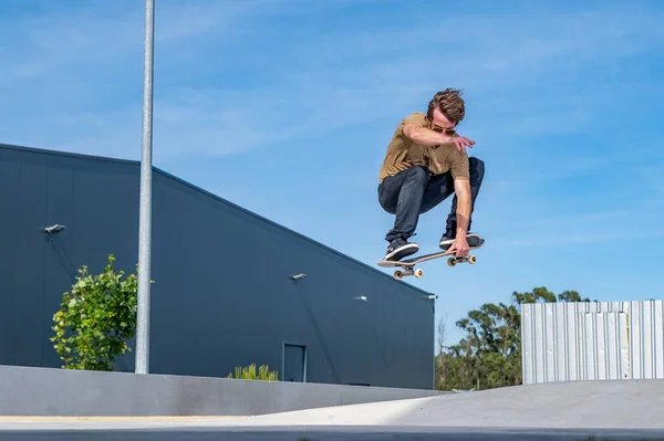 Skateboarder Fazendo Ollie Trick Uma Cena Urbana — Fotografia de Stock