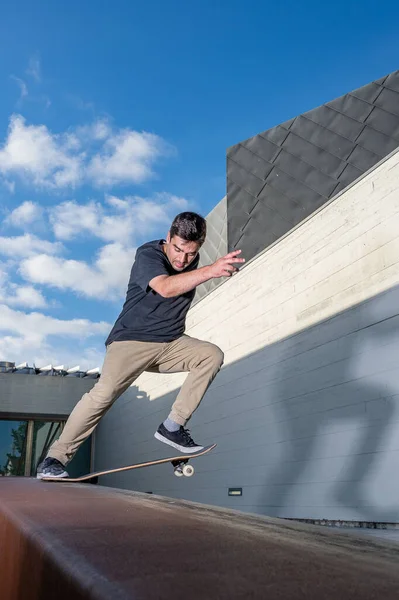 Skateboarder Beim Nasenrutsch Trick Der Großstadt — Stockfoto