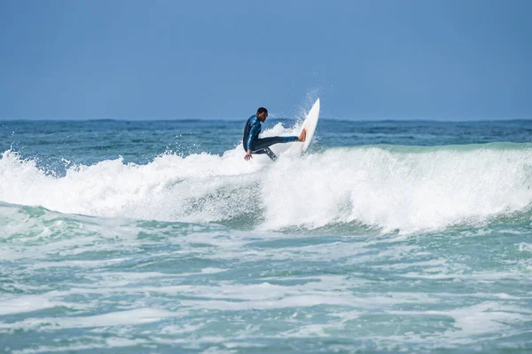 Jeune Surfeur Sportif Surfe Sur Vague Furadouro Beach Ovar Portugal — Photo