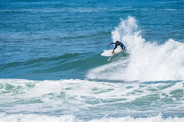 Mladý Atletický Surfař Jezdí Vlně Furadouro Beach Ovaru Portugalsko — Stock fotografie
