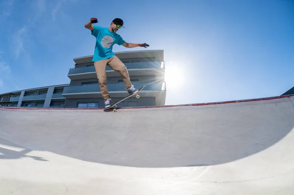 Skateboarder Fazendo Backside Cinco Moagem Truque Skatepark Concreto — Fotografia de Stock