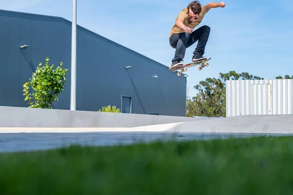 Skateboarder Doet Ollie Truc Een Stedelijke Scène — Stockfoto