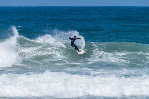 Surfez Sur Les Vagues Furadouro Beach Portugal Des Hommes Attrapent — Photo