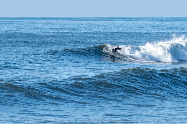 大西洋の波をサーフィンする男 Furadouro Beach Ovar Aviro ポルトガル — ストック写真