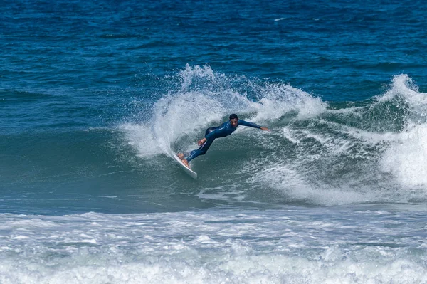 Surfer Ιππασία Κύματα Στο Furadouro Beach Πορτογαλία Άντρες Πιάνουν Κύματα — Φωτογραφία Αρχείου