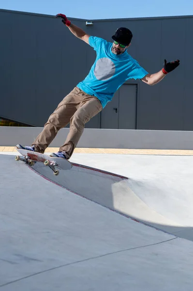 スケートボーダーは コンクリートスケートパークでフロント5 O研削トリックを行う — ストック写真