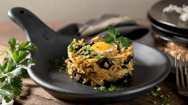 Geleneksel bir Portekiz yemeğiyle servis edilen tavuk bir bar..