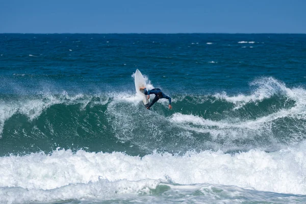 Fale Surfingowe Plaży Furadouro Portugalii Mężczyźni Łapią Fale Oceanie Surfing — Zdjęcie stockowe