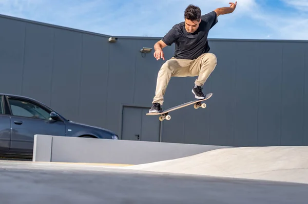Skateboarder Macht Ollie Trick Der Großstadt — Stockfoto