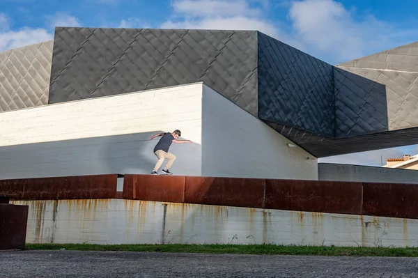 Skateboardåkare Gör Ett Nos Slide Trick Urban Scen — Stockfoto
