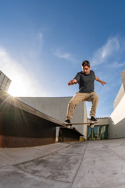Skateboarder Facendo Trucco Scivolo Naso Una Scena Urbana — Foto Stock