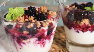 Ahududu, böğürtlen ve nane ile yoğurt çöl.