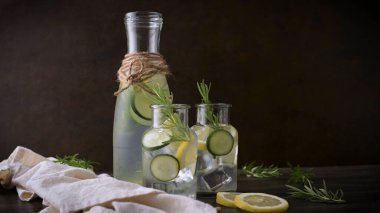 Limon, salatalık ve biberiye yapraklı su..