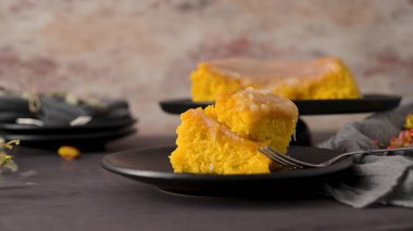 Vizela 'dan Portekiz usulü kek Bolinhol, tabakta servis edilir. Mutfak tezgahında..