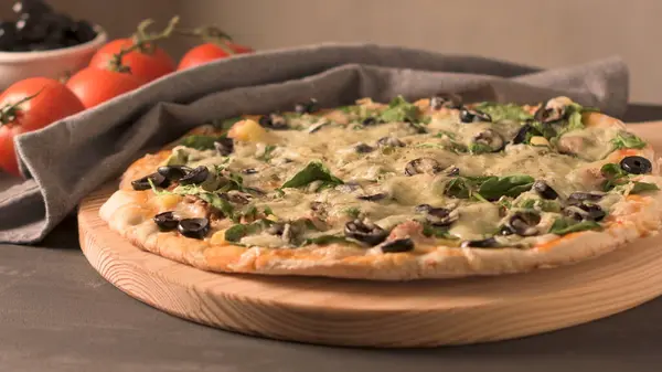 Italiensk Pizza Serveras Träbord Närbild — Stockfoto